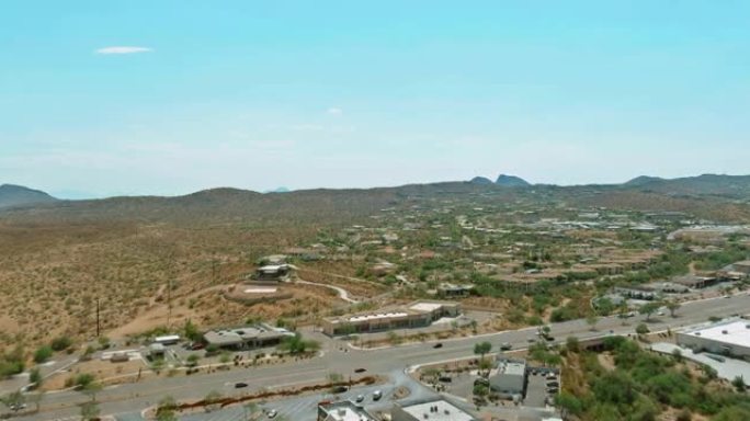 美国亚利桑那州山区沙漠附近的美国喷泉山小镇郊区住宅区的鸟瞰图