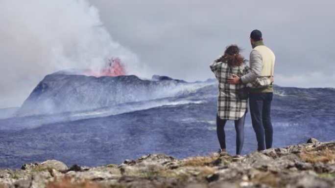 火山爆发，无所畏惧的旅行者在冰岛并肩见证