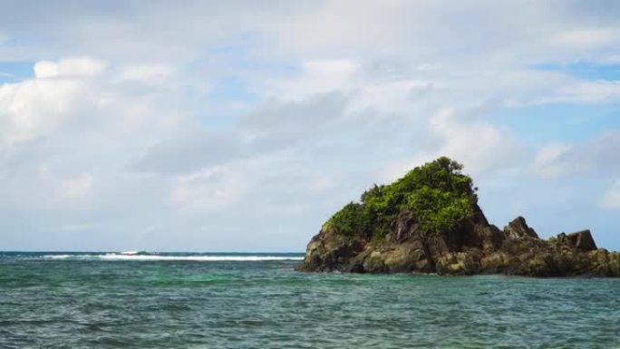 海中的岩石岛。菲律宾卡坦端内斯