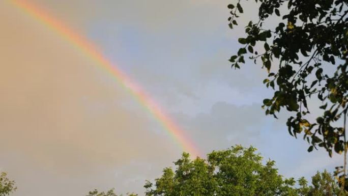 雨后天空形成美丽明亮的彩虹