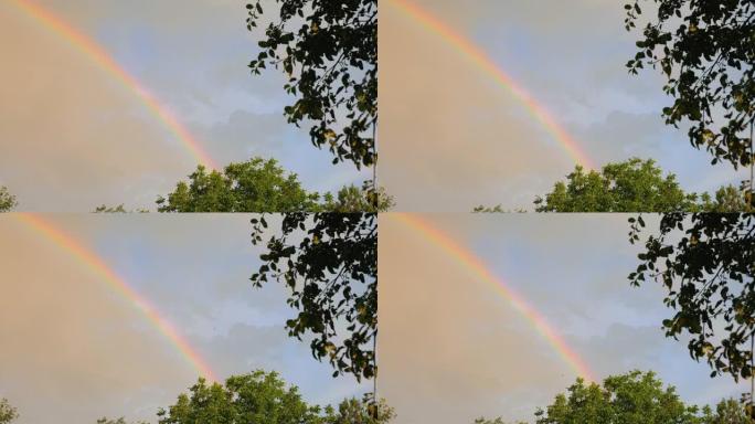 雨后天空形成美丽明亮的彩虹
