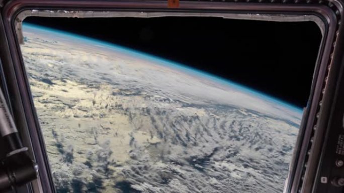 从国际空间站看到的地球。夜间对地球行星的太空探索。