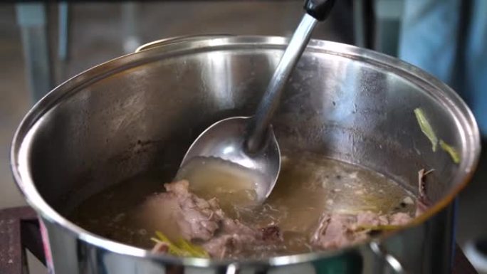 制作猪肋骨汤，在汤里煮猪肋排特写