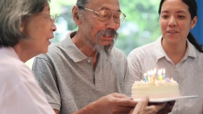 亚洲老年人在家庆祝生日