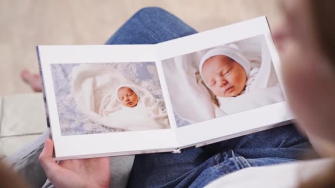顶视图。母女观看新生婴儿出院的写真集