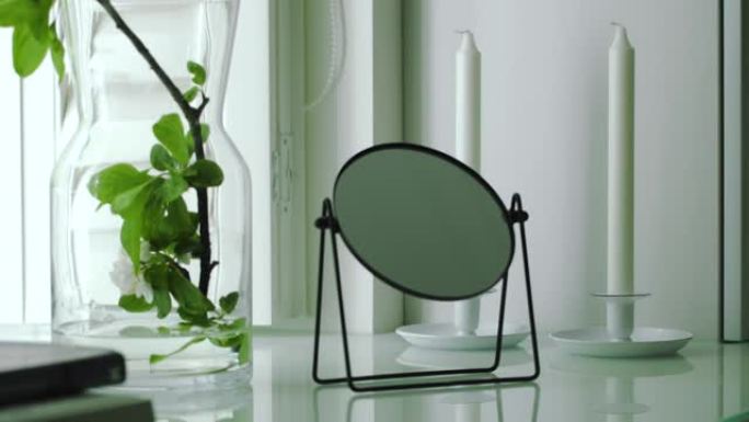 镜子，白天在花瓶里的窗台上预订室内细节。舒适舒适的空间