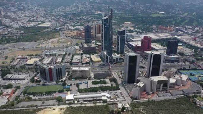 墨西哥新莱昂州蒙特雷的圣佩德罗·加尔萨·加西亚摩天大楼的鸟瞰图。现代商业中心建筑和著名的西罗山的城市
