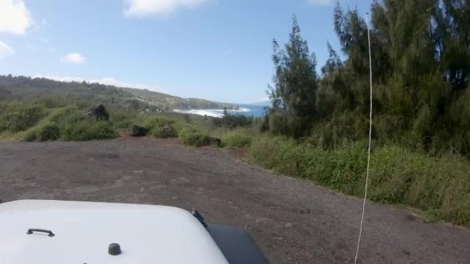 从汽车的角度来看，车辆沿着夏威夷的沿海路行驶。风景优美的公路旅行