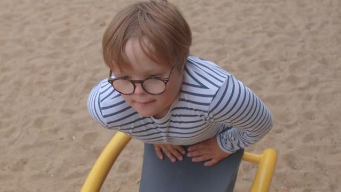 肖像少年儿童公园。眼镜改善视觉感知世界。