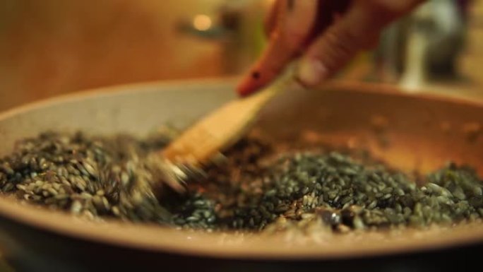 黑烩饭的制作工艺。将酱油与蔬菜和米饭放在锅中搅拌
