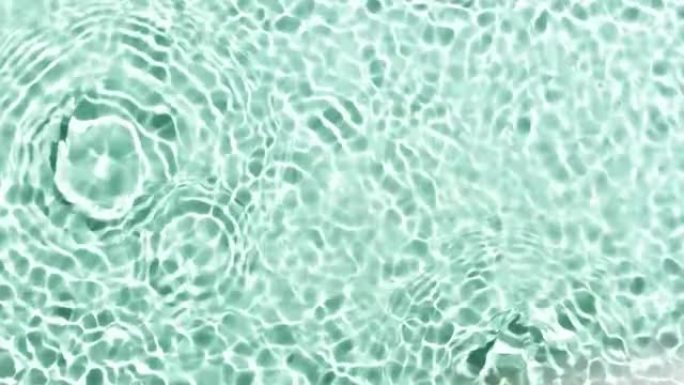 绿色薄荷bg上的水滴随着波浪落下