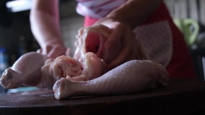 女性的手正在切出一整只鸡