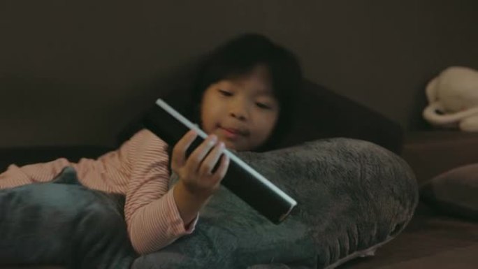 泰国女儿在家看电视时换频道的休息时间-股票视频