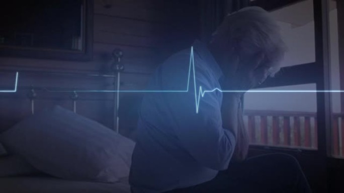 发光的蓝色心率监测器，可抵御坐在家里床上的紧张的高加索高级妇女