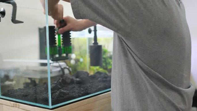 演示在家里设置水族箱，并将海绵过滤器连接到淡水箱壁上