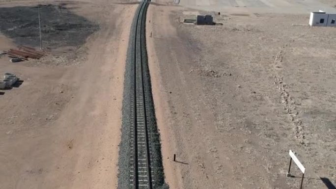 铁路轨道蜿蜒在沙漠景观中