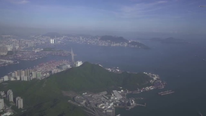 飞往香港的飞机。摩天大楼的飞机窗口视图
