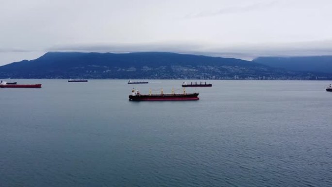 在温哥华港和北温哥华附近等候的货船的鸟瞰图