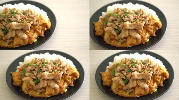米饭上的大蒜和鸡蛋炒猪肉-亚洲美食风格