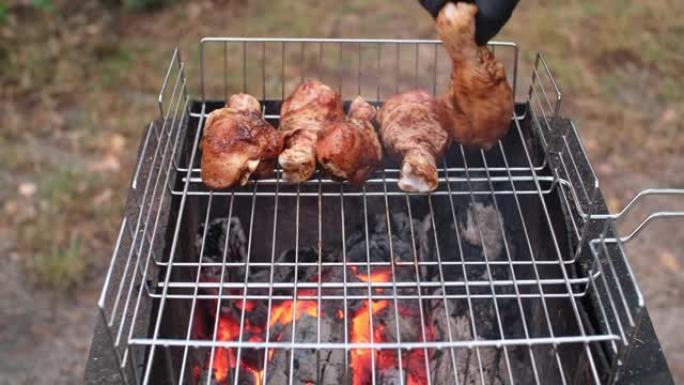 在火焰烤架上油炸的腌制鸡腿