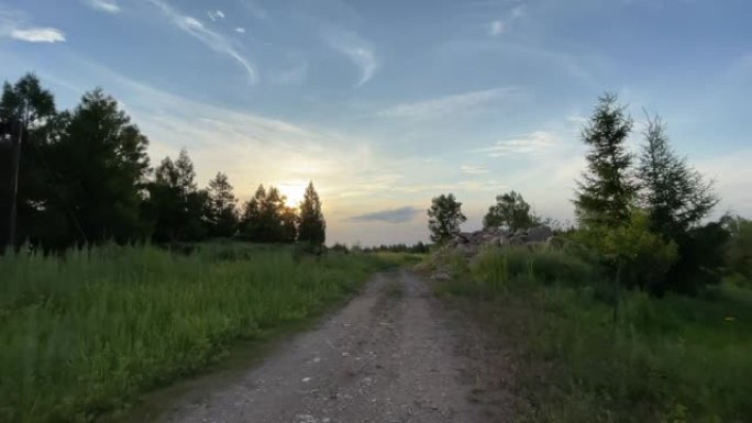 在乡村道路上行驶乡村道路日出日落行驶