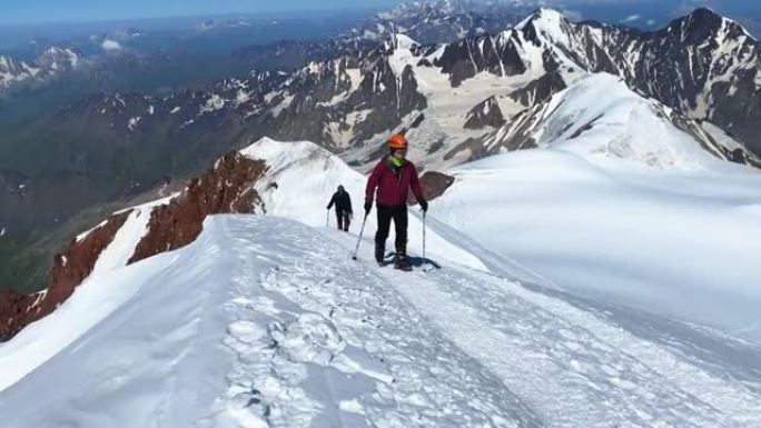 游客爬山。从俄罗斯的北部攀登Kazbek