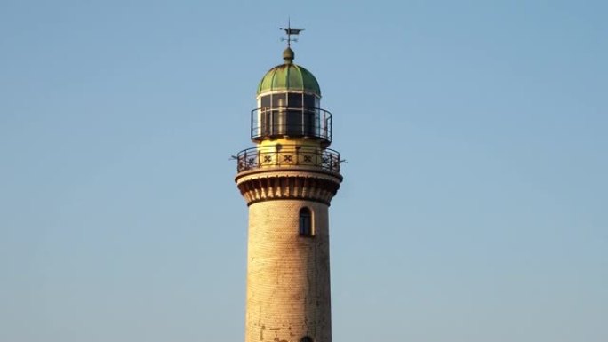 罗斯托克的瓦尔内明德灯塔和波罗的海海岸线