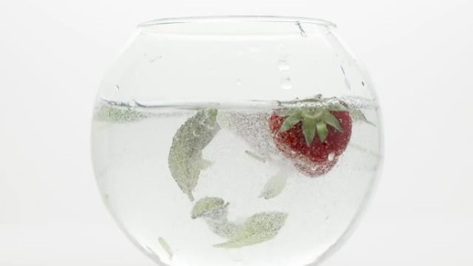 美丽的甜草莓新鲜水果迷人特写自然瀑布