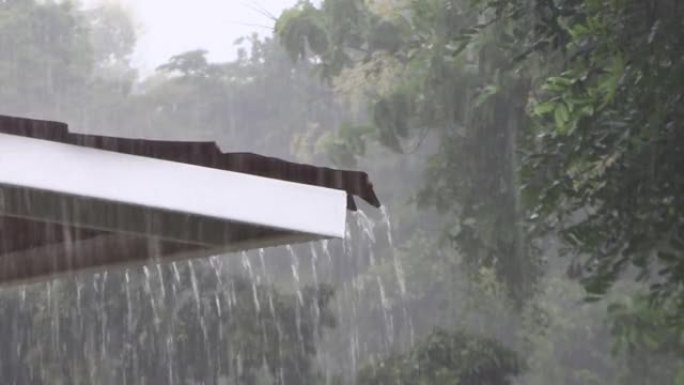 放大从房屋屋顶流出的水落在屋顶上的雨水。