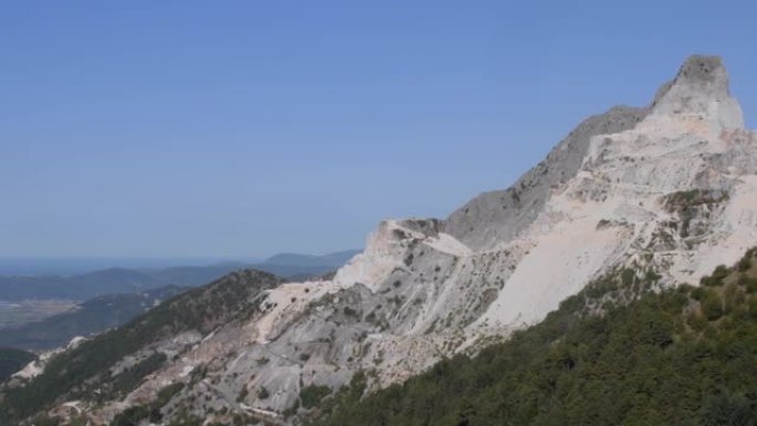 从卡拉拉大理石采石场到地中海托斯卡纳海岸的全景拍摄