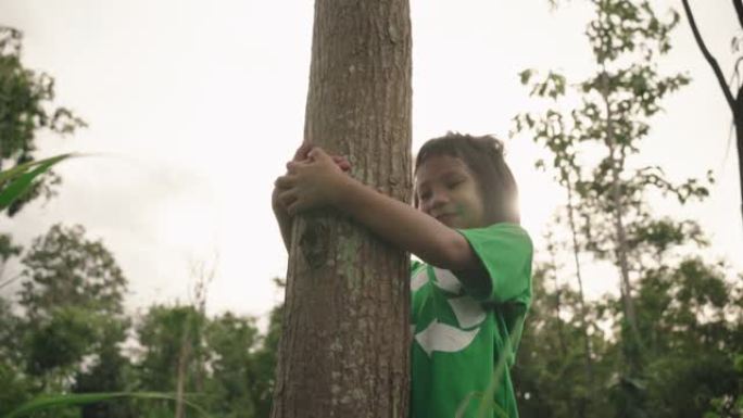 拥抱树木的孩子表现出对自然的热爱