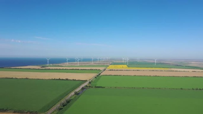 风力发电场在农业领域。位于海边。