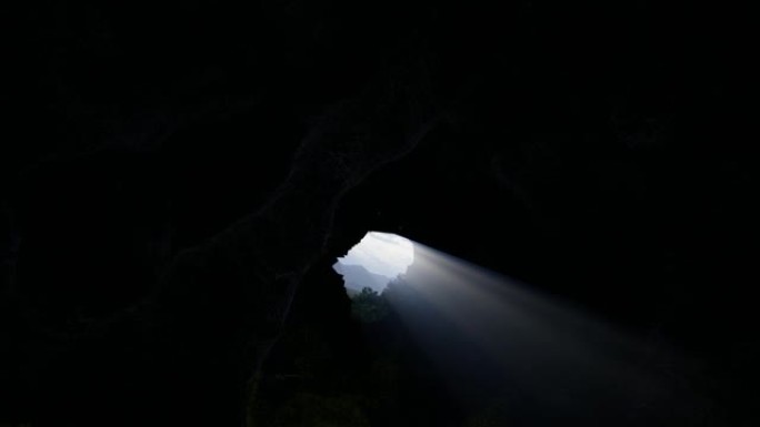 从黑暗的洞穴中过滤太阳能灯