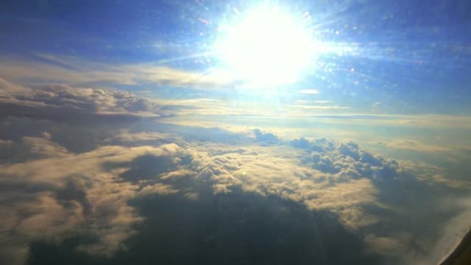 地面上覆盖着云层的太阳-从飞机的窗户看