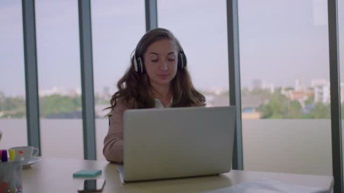 女商人在桌上用笔记本电脑工作