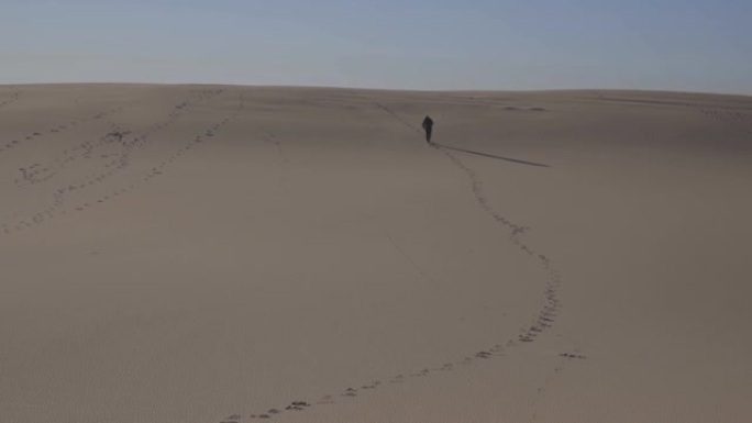 在澳大利亚，只有一个时髦的男人在沙漠上行走或奔跑