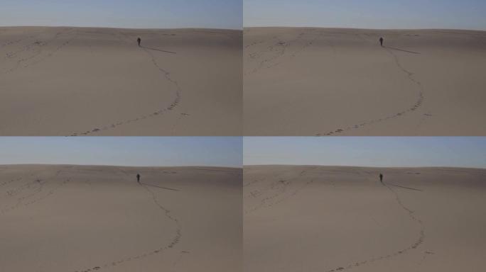 在澳大利亚，只有一个时髦的男人在沙漠上行走或奔跑