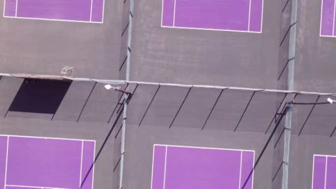无人机飞越紫色网球场