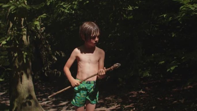 一个男孩的肖像长矛，玩生存游戏，探索。