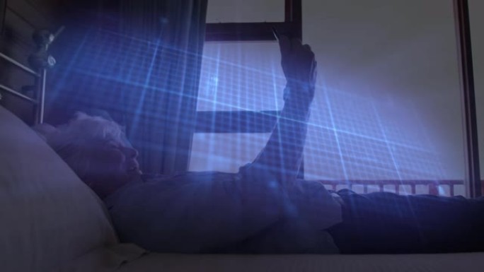 蓝色心率监测器的动画和网格上的数据，使用智能手机在床上的老年女性