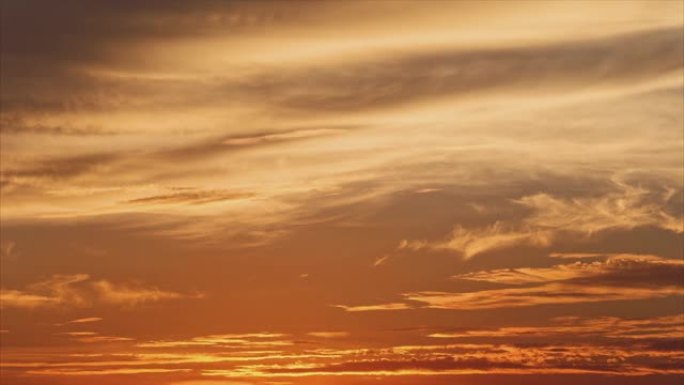 在日落时间用光线关闭云自然背景延时镜头，红色橙色蓝色日落天空云4k镜头。