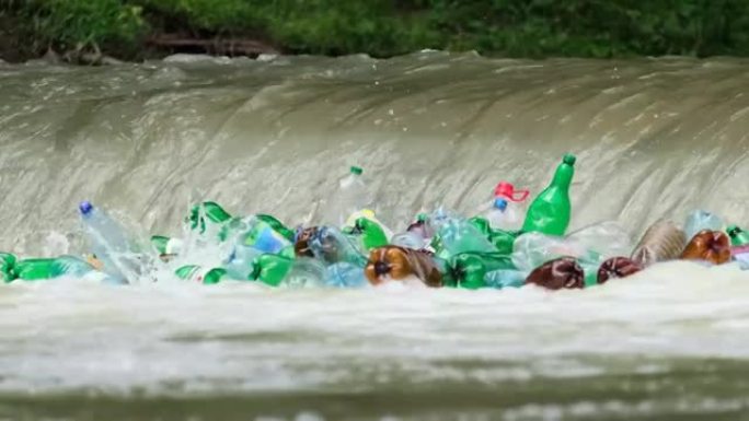 河水中的塑料瓶和垃圾
