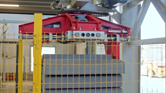 现代自动化电梯折叠现成混凝土产品。用于生产混凝土路缘石的工厂生产线上的机器人堆垛机升降机。4k，普洛