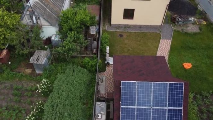 房子屋顶上的太阳能电池板动画。