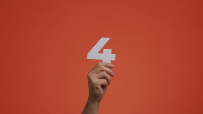 手展示第四号。带有数字的手臂，第四个数字，由雕刻纸制成，用于博客，投票或学习