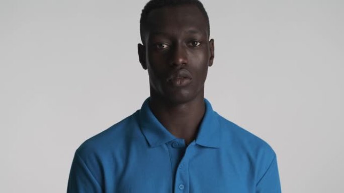 年轻自信的非洲裔美国人专心地看着相机