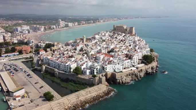 西班牙旅游小镇pe ñ iscola的海岸线的鸟瞰图，带有中世纪的古老堡垒和城堡。