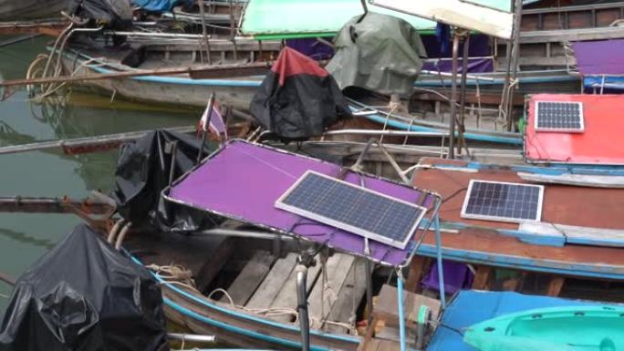 泰国码头港口的长尾船公园，展示了机动燃气发动机，屋顶上有太阳能电池，用于移动充电器