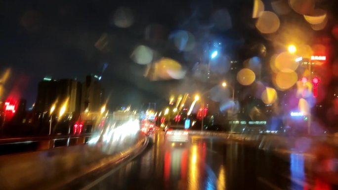 雨夜在高架桥上车窗外的夜景