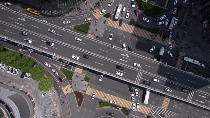 【4K】城市交通枢纽高架路口垂直升降航拍